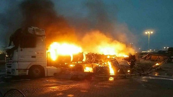 FOTO a VIDEO: Hasiči ráno zasahovali pri požiari kamióna