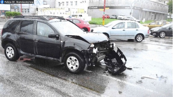 Nevideli ste túto nehodu? Na križovatke Račianska - Jarošova sa zrazila Dacia s Volvom