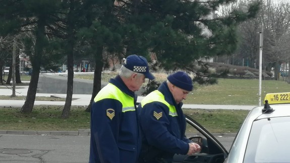 V priebehu hodiny napočítali na Gagarinovej ulici mestskí policajti až 33 priestupkov: Ktoré predpisy vodiči porušovali najviac?