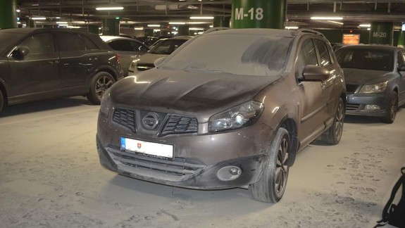 V podzemnej garáži autobusovej stanice na Nivách horelo auto