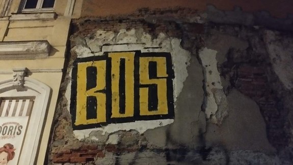 Grafiťák pri úteku pred policajtmi spadol do šachty, vyťahovali ho hasiči