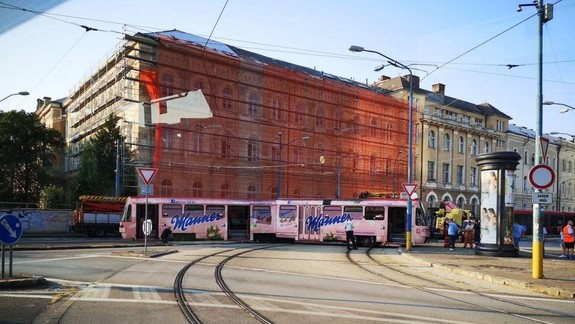 AKTUALIZOVANÉ V centre mesta sa vykoľajila električka, MHD cez Obchodnú nepremávala