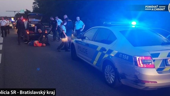 FOTO Dráma na diaľnici D2: Vodič unikal zo susedného Česka a zastavili ho až výstrely policajtov