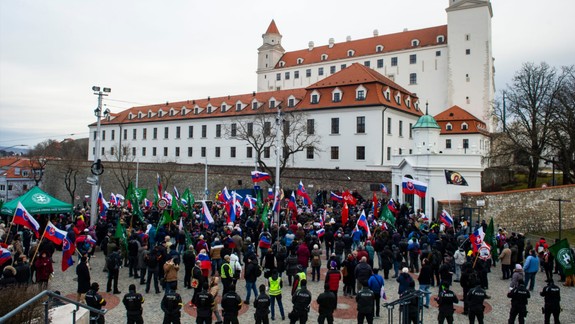 Protest pred parlamentom: Polícia uzatvorila úsek od Šulekovej po Mudroňovu