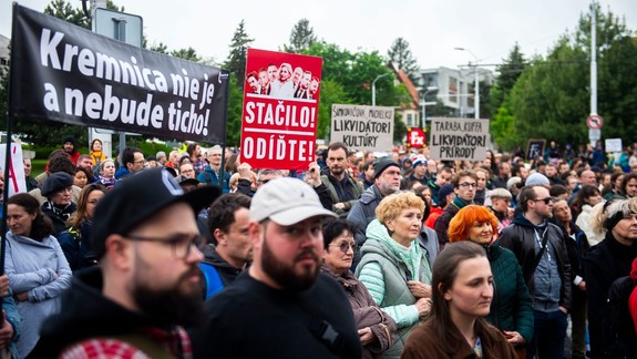 Na protest proti zásahom do kultúry sa pred parlamentom zišli stovky ľudí
