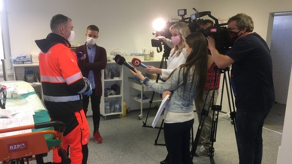Pracovníkom v prvej línii dodali tisíc unikátnych masiek na viacnásobné použitie