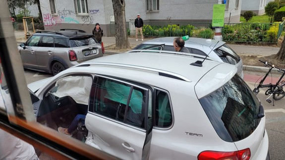 Nehoda: Na Vajnorskej vošlo do dráhy električky osobné auto