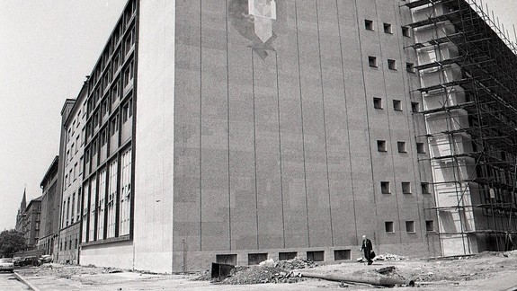 Viete už na prvý pohľad určiť, akú budovu vidíte na historickom zábere? Pozrite sa, čo ju nahradilo