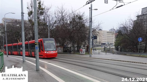 Naozaj zaujímavá porovnávačka: Viete, ako vyzeral nájazd na Starý most v roku 1923?