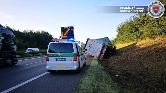 Na diaľnici D2 v smere do Bratislavy havarovalo nákladné auto