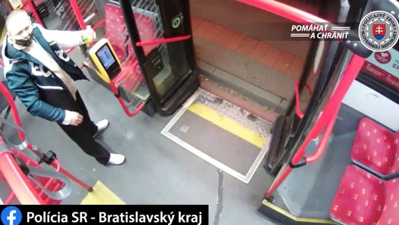 VIDEO: Ruvačka v autobuse MHD. Lietali facky, nakoniec sa strhla bitka