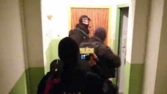 VIDEO: Takto vyzeral policajný zásah voči mužovi podozrivému zo šírenia detskej pornografie
