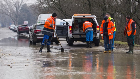 FOTO Havária potrubia: Bradáčovu ulicu zaliala voda