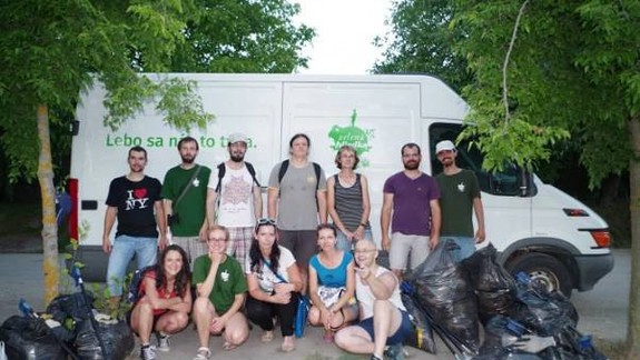 VIDEO: Občianski aktivisti čistili kanálové vpuste pri Chorvátskom ramene