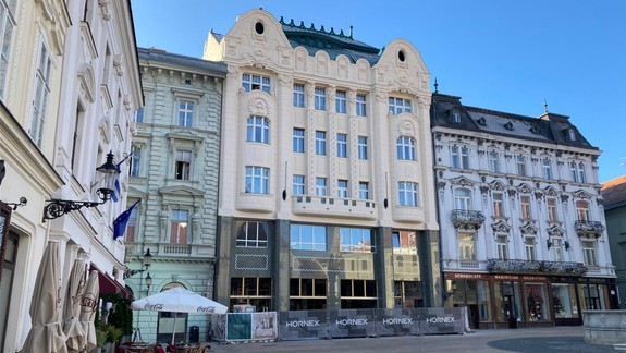 Obnovu poškodenej budovy na Hlavnom námestí plánujú dokončiť v 2021