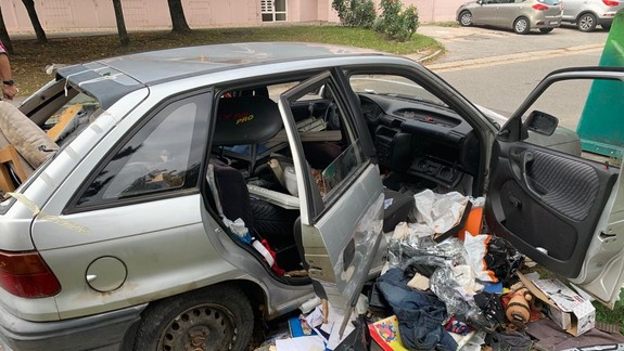 FOTO a VIDEO: Otrasný autovrak, ktorý hyzdil Dúbravku, je konečne preč