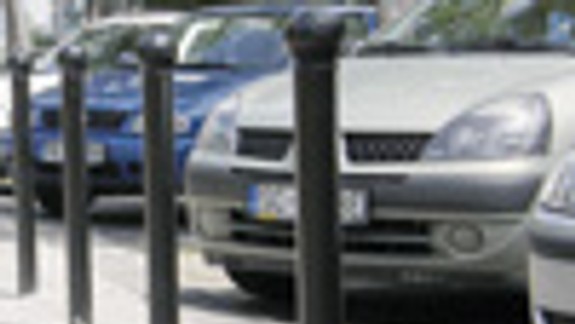 Stĺpiky na chodníky osádzajú aj na podnet občanov