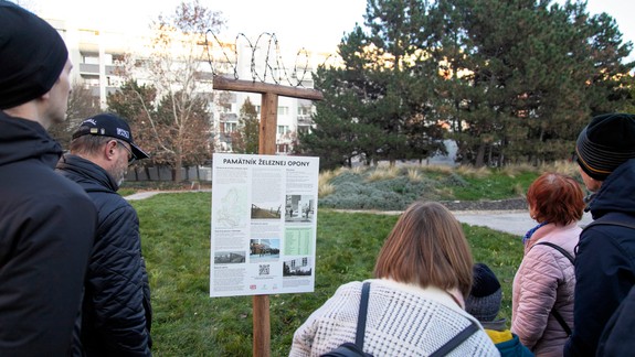 Na Námestí Hraničiarov pribudla pamätná tabuľa s ostnatým drôtom