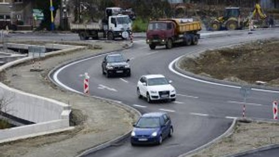 Nový „kruháč“ v Petržalke ja prakticky hotový. Vodičov naň pustia možno až v apríli