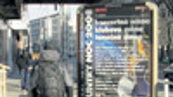 Na Námestí 1. mája je citylight uprostred chodníka