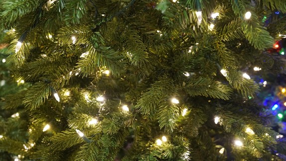 Ako naaranžovať svetielka na vianočný stromček pre dokonalý výsledok