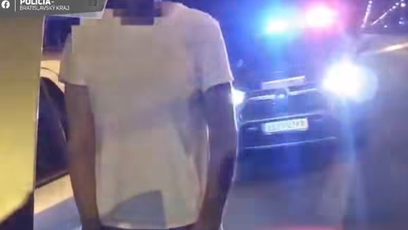 VIDEO: Totálne opitý vodič na Ružinovskej: Vypil dve fľaše vodky a sadol si za volant