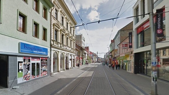 Chytili ďalšiu zlodejku: Na Obchodnej vytiahla žene z kabelky peňaženku