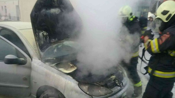 Na diaľnici D2 v smere na Sitinu horelo auto