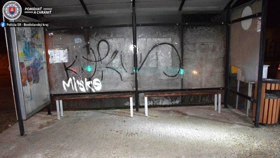 Pri autobusovej stanici v Stupave napadli, zranili a okradli mladého muža