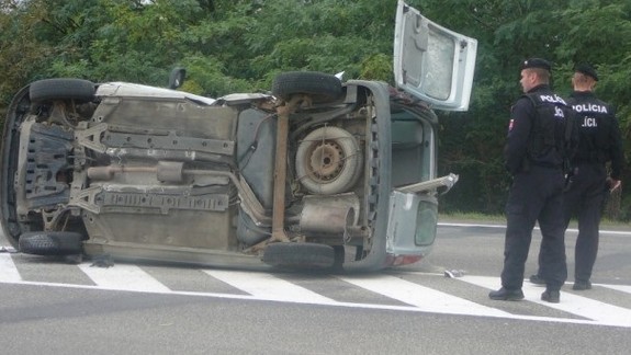 Bratislavčan šoféroval pod vplyvom alkoholu, skončil s autom naboku