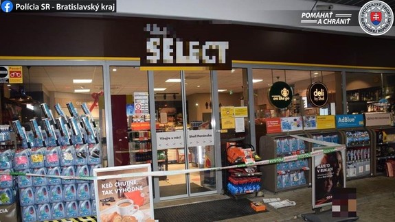 Neuveriteľné: Žena zdržiavala lupiča na pumpe orálnym uspokojovaním až do príchodu policajtov