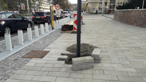 Aký je dôvod? Novú dlažbu na Mýtnej ulici na niektorých miestach opäť rozobrali