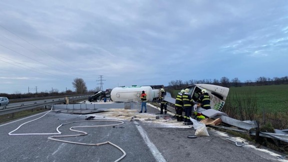 VIDEO a FOTO: Na D2 v smere do Maďarska sa prevrátil kamión, diaľnica zostala úplne neprejazdná