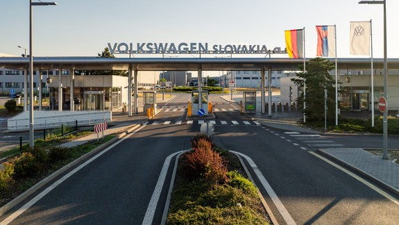 Bratislavská fabrika Volkswagenu na tri týždne pozastaví výrobu áut, zamestnanci čerpajú dovolenky