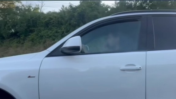 Policajti pokutovali vodičov, ktorí telefonovali počas šoférovania