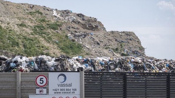 Kauza nelegálnej skládky: Dvoch policajtov a civilistov obvinili z korupcie, súvisieť to má s Vassal EKO