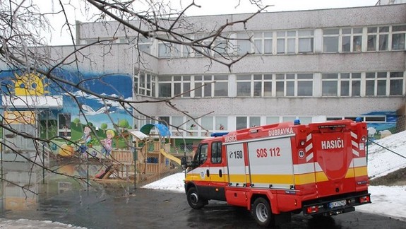 FOTO: Voda zaplavila ulicu i školu v Dúbravke, prasklo potrubie