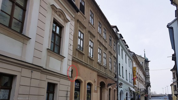 Neprehliadnite Posmievačika. Viete, komu sa posmieva malá soška na Panskej ulici?