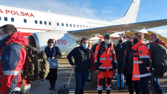 VIDEO: Na Slovensko priletelo 65 poľských zdravotníkov, pomôžu pri testovaní