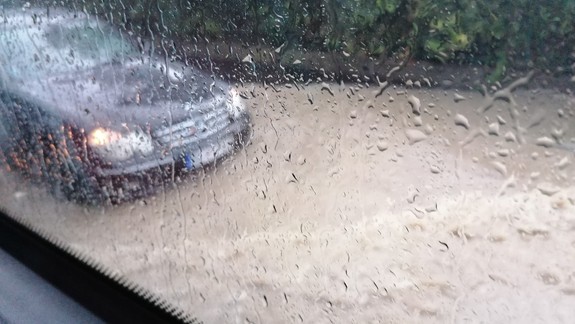 VIDEO: Nočné búrky priniesli do Bratislavy prívaly vody, novú električkovú trať zatopilo