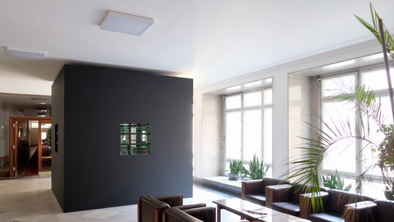 FOTO: Po hádkach umelecké dielo R. Sikoru presťahovali z vestibulu univerzity na magistrát!