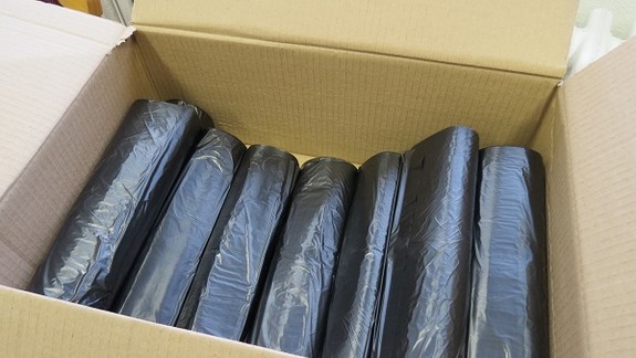 Rača rozdáva psíčkarom vrecká na exkrementy