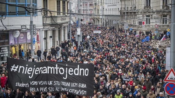 FOTO: Na pietny pochod dnes prišli tisíce ľudí - dav na Námestí SNP uvítali potleskom