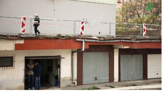 Zrútenie betónového oplotenia terasy v Petržalke: Kto ponesie zodpovednosť?