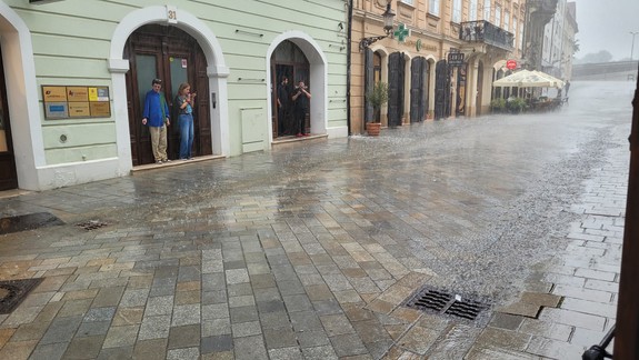 V pondelok môžu byť na celom území búrky, na juhu očakávajú aj 35 stupňov