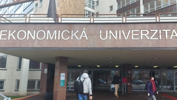 Ekonomická univerzita  plánuje začať výučbu v letnom semestri online