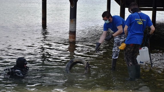 FOTO:  Z Kuchajdy vylovili pneumatiky, kuchynské nádoby i mikrovlnku