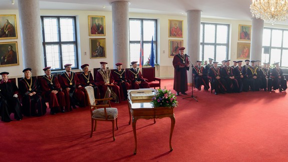 Na Fakulty UK zasadnú noví dekani: Rektor im dnes odovzdal vymenovacie dekréty