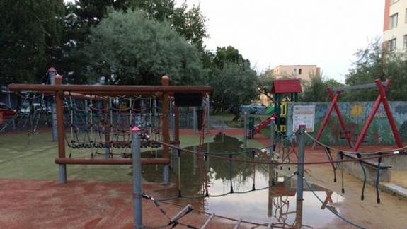 AKTUALIZOVANÉ: Drámu na ihrisku v Rači ukončil až príchod policajtov - Agresívny mladík útočil na mamičky aj deti!