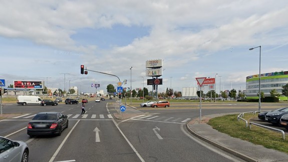 Vodičovi na križovatke "skapal" motor auta, na pomoc mu pribehli ochotní policajti